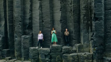 Studlagil Kanyonu 'ndaki kızlar. Jokulsa Bru nehrinin inanılmaz akşam manzarası. Yüksek kalite fotoğraf
