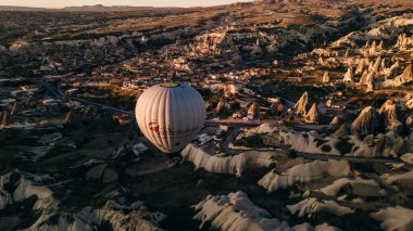 Kapadokya, Türkiye - 20 Mayıs 2023 Sıcak hava balonu kaya manzarası üzerinde uçuyor. Yüksek kalite fotoğraf