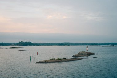 Bass Lake, CA, USA, 11 Nisan 2023 Tekne Bass Gölü 'ne yanaşır. Yüksek kalite fotoğraf