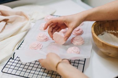 Mutfaktaki kağıt üzerinde ev yapımı pembe şekerlemeler..