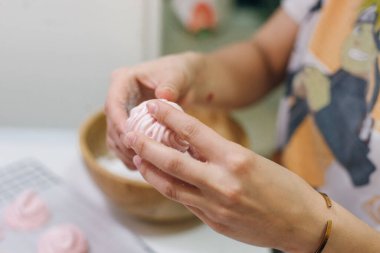 Mutfaktaki kağıt üzerinde ev yapımı pembe şekerlemeler..