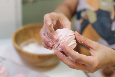 Mutfaktaki kağıt üzerinde ev yapımı pembe şekerlemeler..