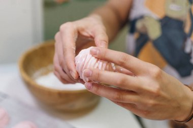 Mutfaktaki kağıt üzerinde ev yapımı pembe şekerlemeler..