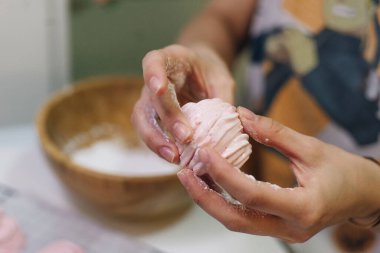 Mutfaktaki kağıt üzerinde ev yapımı pembe şekerlemeler..