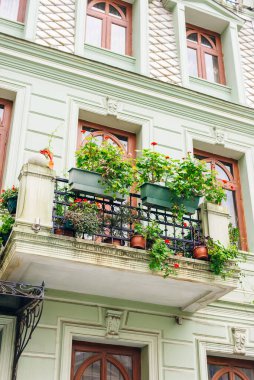 Gürcistan, Batumi - 12 Mayıs 2023 Batumi 'de çiçekli balkon. Yüksek kalite fotoğraf