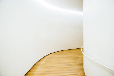 Müzede korkuluklu beyaz koridor. Yüksek kalite fotoğraf