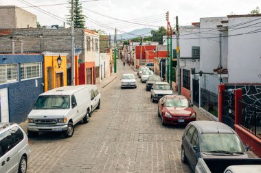 Queretaro, Meksika - 7 Eylül 2023 - Queretaro 'nun tarihi merkezinde insanların, arabaların ve evlerin sokak fotoğrafçılığı. Yüksek kalite fotoğraf