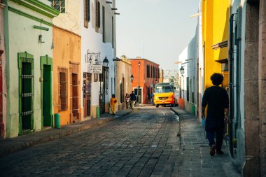 Queretaro, Meksika - 7 Eylül 2023 - Queretaro 'nun tarihi merkezinde insanların, arabaların ve evlerin sokak fotoğrafçılığı. Yüksek kalite fotoğraf