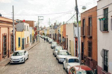 Queretaro, Meksika - 7 Eylül 2023 - Queretaro 'nun tarihi merkezinde insanların, arabaların ve evlerin sokak fotoğrafçılığı. Yüksek kalite fotoğraf