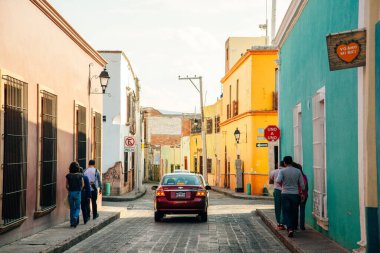 Queretaro, Meksika - 7 Eylül 2023 - Queretaro 'nun tarihi merkezinde insanların, arabaların ve evlerin sokak fotoğrafçılığı. Yüksek kalite fotoğraf