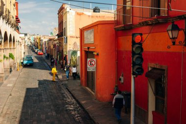 Queretaro, Meksika - 7 Eylül 2023 - Queretaro 'nun tarihi merkezinde insanların, arabaların ve evlerin sokak fotoğrafçılığı. Yüksek kalite fotoğraf