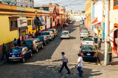 Queretaro, Meksika - 7 Eylül 2023 - Queretaro 'nun tarihi merkezinde insanların, arabaların ve evlerin sokak fotoğrafçılığı. Yüksek kalite fotoğraf