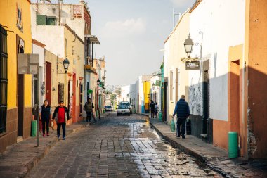 Queretaro, Meksika - 7 Eylül 2023 - Queretaro 'nun tarihi merkezinde insanların, arabaların ve evlerin sokak fotoğrafçılığı. Yüksek kalite fotoğraf