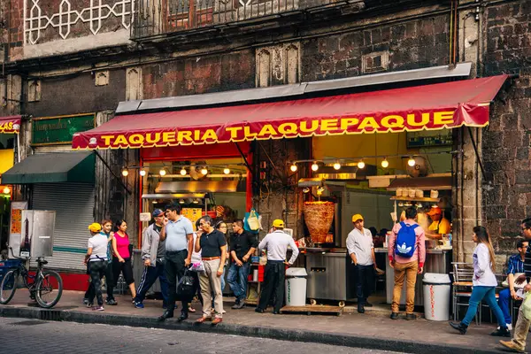 Mexico City, Mexico - Eylül 2022 Geleneksel Meksika Taqueria şehir merkezinde. Yüksek kalite fotoğraf