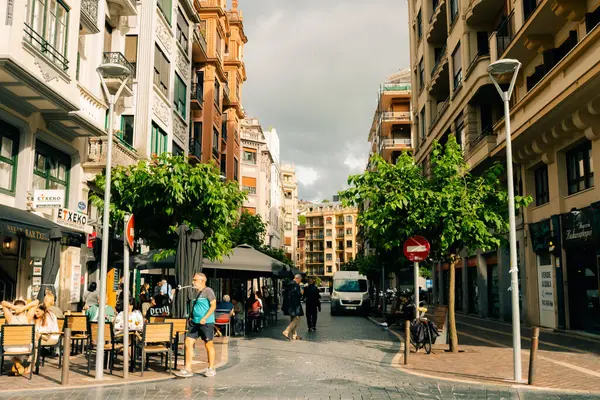 Madrid, İspanya 'da dar bir sokak. 12 Eylül 2023. Yüksek kalite fotoğraf