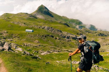 Pireneler 'de kırsal alanda gezen kız Hiker, Fransa' da Pireneler. Yüksek kalite fotoğraf