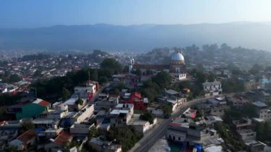 San Cristobal de las Casas 'taki eski koloni binalarının çatılarının güzel hava manzarası. Yüksek kalite 4k görüntü