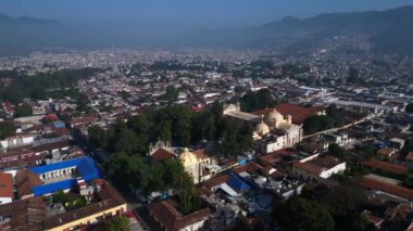 San Cristobal de las Casas 'taki eski koloni binalarının çatılarının güzel hava manzarası. Yüksek kalite 4k görüntü