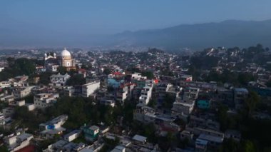 San Cristobal de las Casas 'taki eski koloni binalarının çatılarının güzel hava manzarası. Yüksek kalite 4k görüntü