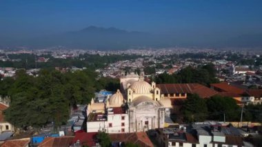 San Cristobal de las Casas 'taki eski koloni binalarının çatılarının güzel hava manzarası. Yüksek kalite 4k görüntü