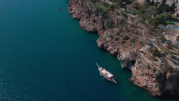 Vista Aérea Costa Rocosa Con Barco Cerca Ciudad Vieja Antalya — Vídeos de Stock