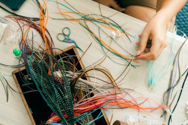 El yapımı tüy küpeler ya da tüylü el işi renkli küpeler. Yüksek kalite fotoğraf