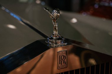 İstanbul, hindi - 8 Eylül 2023 Rolls-Royce - Siyah arka planda klasik İngiliz arabası. Yüksek kalite fotoğraf