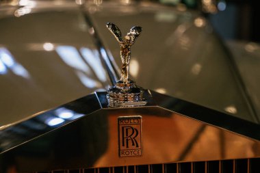 İstanbul, hindi - 8 Eylül 2023 Rolls-Royce - Siyah arka planda klasik İngiliz arabası. Yüksek kalite fotoğraf