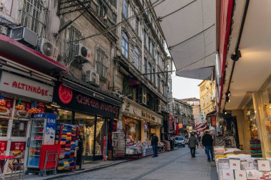İSTANBUL, TURKEY - 16 Temmuz 2023 İstanbul 'daki Grand Bazaar yakınlarındaki pazar caddesinde günlük yaşam. Hindi. Yüksek kalite fotoğraf
