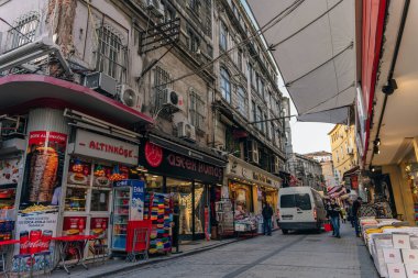 İSTANBUL, TURKEY - 16 Temmuz 2023 İstanbul 'daki Grand Bazaar yakınlarındaki pazar caddesinde günlük yaşam. Hindi. Yüksek kalite fotoğraf