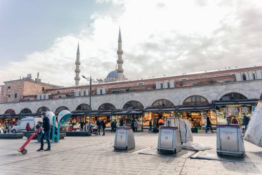 İstanbul, Türkiye - 12 Şubat 2023 İstanbul Boğazı. Önünde gemiler ve mavi bulutlu gökyüzü var. Yüksek kalite fotoğraf