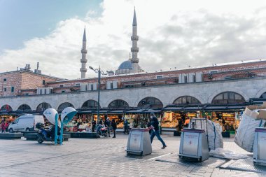 İstanbul, Türkiye - 12 Şubat 2023 İstanbul Boğazı. Önünde gemiler ve mavi bulutlu gökyüzü var. Yüksek kalite fotoğraf