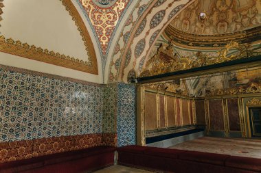 Türkiye 'nin İstanbul Topkapı Sarayı' nda 12 Ocak 2023 'te fayanslarla süslenmiş iç dekorasyon. Yüksek kalite fotoğraf
