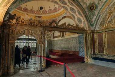 Türkiye 'nin İstanbul Topkapı Sarayı' nda 12 Ocak 2023 'te fayanslarla süslenmiş iç dekorasyon. Yüksek kalite fotoğraf