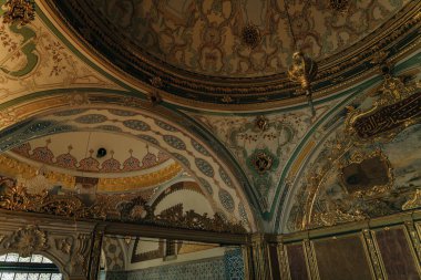 Türkiye 'nin İstanbul Topkapı Sarayı' nda 12 Ocak 2023 'te fayanslarla süslenmiş iç dekorasyon. Yüksek kalite fotoğraf