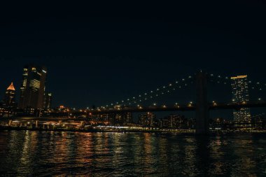 Brooklyn Köprüsü ve Manhattan şehir merkezinin panoramik gece görüntüsü New York City, ABD 'de gün batımından sonra. Yüksek kalite fotoğraf