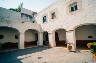Mexico City, Mexico - 14 Mayıs 2023 San Angel 'daki eski bir manastırda bulunan El Carmen Müzesi. Yüksek kalite fotoğraf