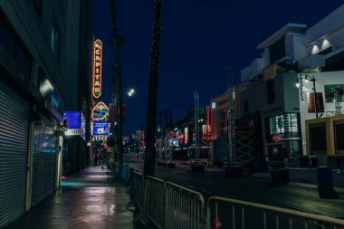 LOS ANGELES, ABD - 2 Aralık 2022 Hollywood Bulvarı 'ndaki gece hayatı şirketlerine akın ediyor. Yüksek kalite fotoğraf