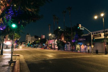 LOS ANGELES, ABD - 2 Aralık 2022 Hollywood Bulvarı 'ndaki gece hayatı şirketlerine akın ediyor. Yüksek kalite fotoğraf