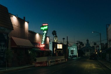 LOS ANGELES, ABD - 2 Aralık 2022 Hollywood Bulvarı 'ndaki gece hayatı şirketlerine akın ediyor. Yüksek kalite fotoğraf