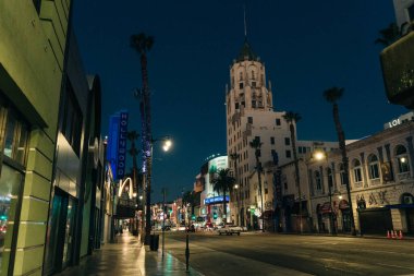 LOS ANGELES, ABD - 2 Aralık 2022 Hollywood Bulvarı 'ndaki gece hayatı şirketlerine akın ediyor. Yüksek kalite fotoğraf