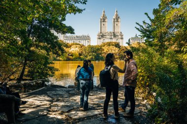 NEW YORK CITY - 2 Ekim 2023 İnsanlar Central Park 'ın yeşillik mevsiminde keyfini çıkarıyorlar. Yüksek kalite fotoğraf