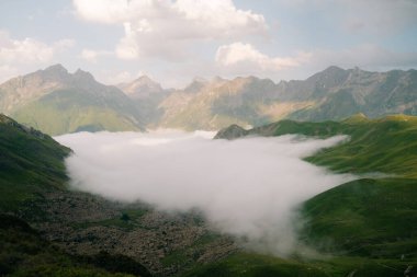 Midi d 'Ossau' nun altındaki insanlarla Pombie sığınağı. Pireneler Ulusal Parkı. Yüksek kalite fotoğraf