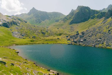 Midi Dossau Tepesi Gentau Gölü 'ne yansıdı. Ossau Vadisi, Pireneler Ulusal Parkı, Pireneler, Fransa. Yüksek kalite fotoğraf