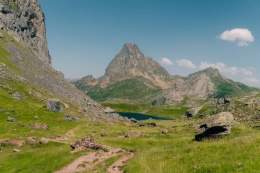 Midi Dossau Tepesi Gentau Gölü 'ne yansıdı. Ossau Vadisi, Pireneler Ulusal Parkı, Pireneler, Fransa. Yüksek kalite fotoğraf
