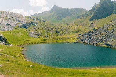 Midi Dossau Tepesi Gentau Gölü 'ne yansıdı. Ossau Vadisi, Pireneler Ulusal Parkı, Pireneler, Fransa. Yüksek kalite fotoğraf