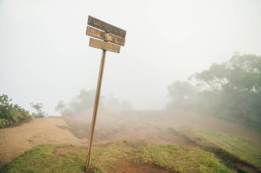 Hawaii 'deki Kauai Adası' ndaki Waimea Kanyonu Yolu 'nun virajı. Yüksek kalite fotoğraf
