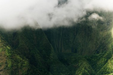 Helikopterden görüldüğü gibi kauai dağlarının etrafında dönen bulutlar. Yüksek kalite fotoğraf