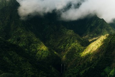 Helikopterden görüldüğü gibi kauai dağlarının etrafında dönen bulutlar. Yüksek kalite fotoğraf