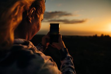 Kekaha 'da gün batımı Kauai, Hawaii' de gözcülük yapıyor. Yüksek kalite fotoğraf
